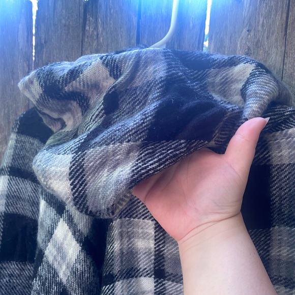 Simply by noelle hooded poncho - Picture 2 of 4